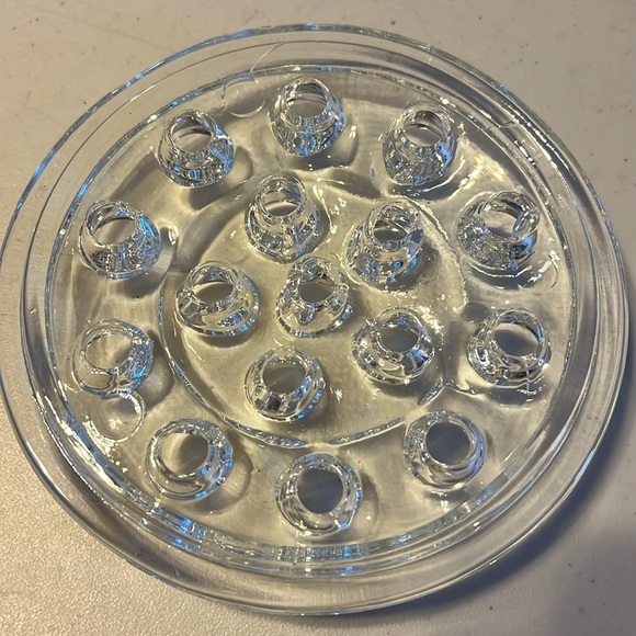 Vintage 16 hole clear flower,frog  on the front good cond back has a few slashes - Picture 3 of 5